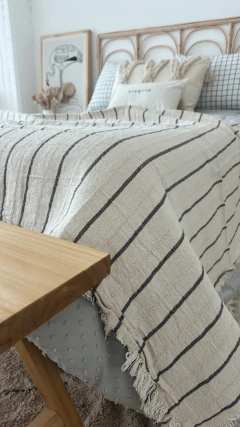 MANTA JAZMIN CRUDA RAYAS GRIS OSCURO - 140X220CMS - HENA & CO.