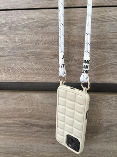 Imagen de FUNDA PUFFER PARA IPHONE CON CORREA