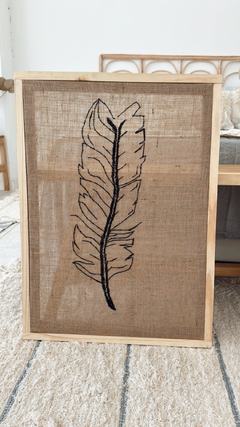 CUADRO PLUMA NEGRA ARPILLERA COLOR YUTE - 50X70 CMS