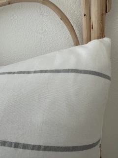 FUNDA ISABEL OFF WHITE RAYAS HORIZONTALES GRIS XL - 50X70 CMS en internet