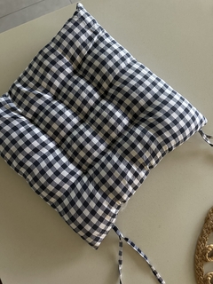 ALMOHADON DE SILLA CUADRILLE AZUL Y BLANCO - 42X42 CMS - HENA & CO.
