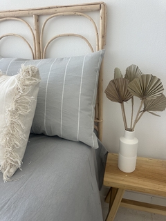 FUNDA GRIS RAYAS OFF WHITE XL- 50X70 CMS - comprar online