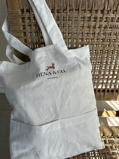 HENA - TOTE BAG OFF WHITE CON BOLSILLOS - HENA & CO.