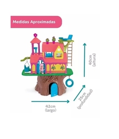 Casa Del Árbol Con 2 Muñecos -Xplast. - tienda online