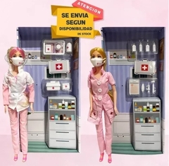 Muñeca Enfermera Con Barbijo Y Accesorios - Crawling