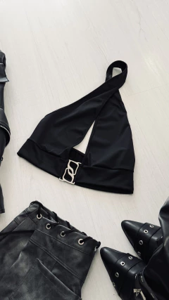 Top microfibra con accesorio en internet