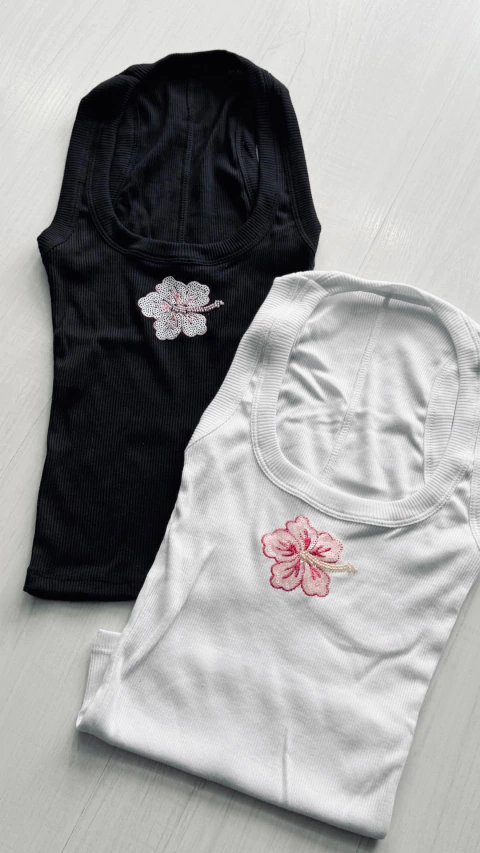 Musculosa flor bordada