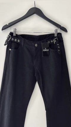 Jeans tiro bajo recto ultra black con cintos 20%off transferencia - tienda online