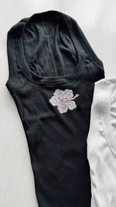 Musculosa flor bordada - FIORELLA