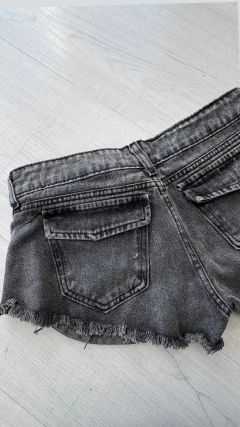 Short jeans tiro bajo gris desfle bolsillo tapita - comprar online