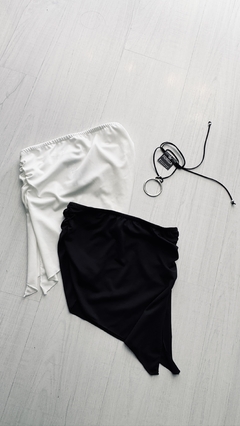 Top strapless con frunce pico asimétrico 20%off transferencia