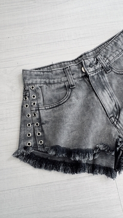Short jeans snow black metallic tachas laterales - tienda online