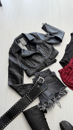 Campera cuero croop con cierres y cinturón 20%off transferencia - comprar online