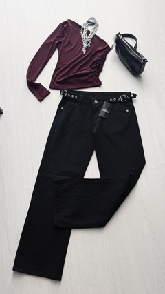 Jeans tiro bajo recto ultra black con cintos 20%off transferencia