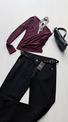 Jeans tiro bajo recto ultra black con cintos 20%off transferencia - comprar online