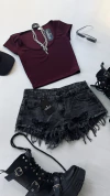 Short gris tiro bajo con roturas total black 20 % off transferencia
