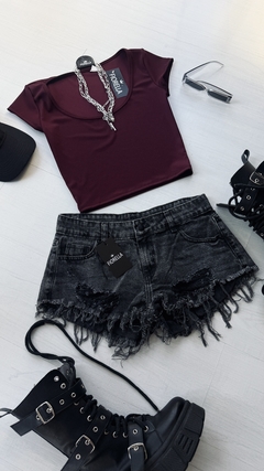 Short gris tiro bajo con roturas total black 20 % off transferencia