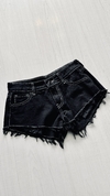 Short jeans black pespunte tiro bajo