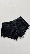 Short jeans black pespunte tiro bajo