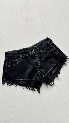 Short jeans black pespunte tiro bajo