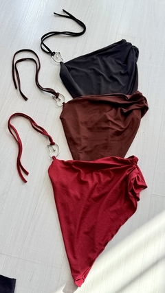 Top con pico asimétrico y frunce con accesorio 20% off transferencia