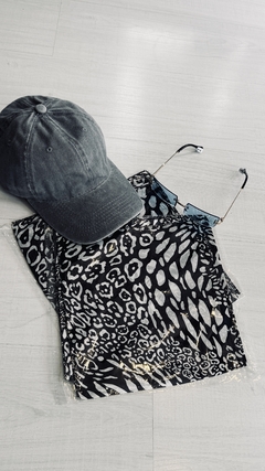 Pañuelo seda manchas black & white 20%off pagando opcion transferencia