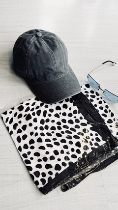 Pañuelo seda leopard con negro 20% off pagando por transferencia