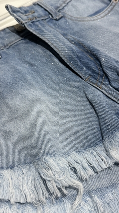 Short jeans desfle con glitter en internet