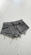 Short jeans tiro bajo desfle gris claro