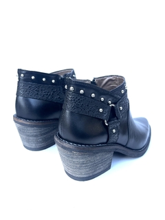 Bota de cuero con tachas Madero (8506) en internet