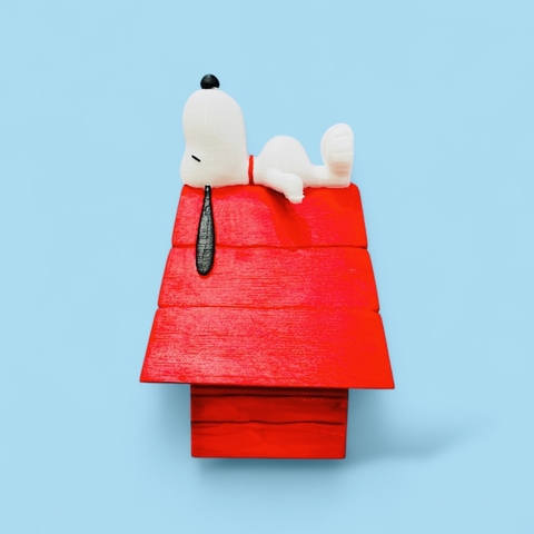 Figura Snoopy sobre su cucha - comprar online
