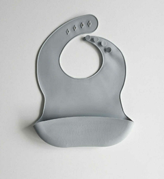 Babero Silicona Bebe Con Bolsillo Contenedor Regulable Gris