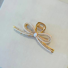 Presilha dourada com detalhes pérolas
