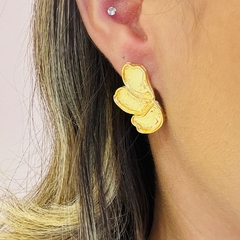 Brinco pétala flor dourado