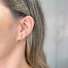 Ear hook folheado dourado nó