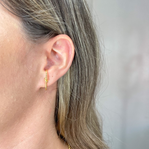 Ear hook folheado dourado nó