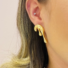 Brinco orgânico dourado
