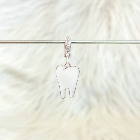 Berloque banhado a prata dente