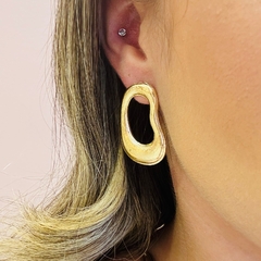 Brinco orgânico dourado