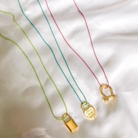 Colar folheado colorido pingente rosa