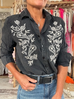 CAMISA NEGRA BORDADA