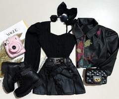 Conjunto jaqueta bordada e short saia courino