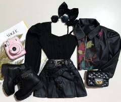 Conjunto jaqueta bordada e short saia courino