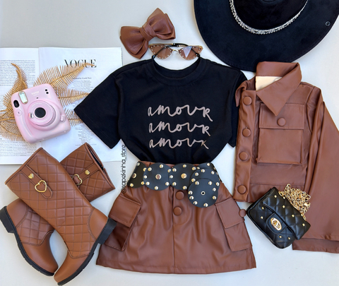 Conjunto cargo jaqueta e saia.