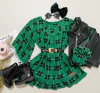 Vestido xadrez com bolsa verde