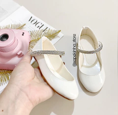Sapatilha branca com strass - Sapeka Store