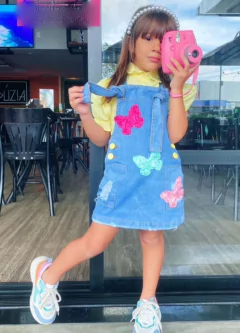 Jardineira jeans borboletas na internet