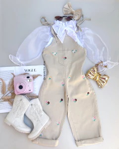 Conjunto macacão jeans e blusa Sophia na internet