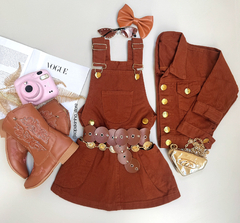 Conjunto Jardineira e jaqueta jeans