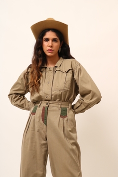 Jaqueta cropped bege safari vintage na internet